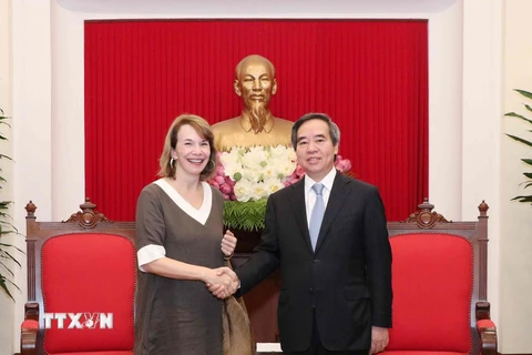 Trưởng Ban Kinh tế Trung ương Nguyễn Văn Bình và bà Virginia B. Foote, Đồng Chủ tịch Liên minh Diễn đàn Doanh nghiệp Việt Nam. (Ảnh: Văn Điệp/TTXVN)