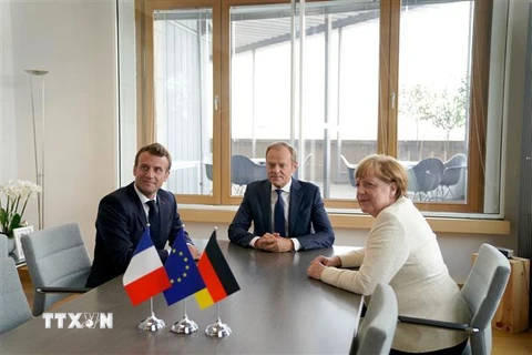 (Từ trái sang): Tổng thống Pháp Emmanuel Macron, Chủ tịch Hội đồng châu Âu Donald Tusk và Thủ tướng Đức Angela Merkel trước Hội nghị thượng đỉnh EU ở Brussels, Bỉ ngày 20/6. (Ảnh: AFP/TTXVN)