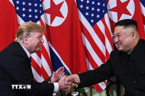 Tổng thống Mỹ Donald Trump (trái) và nhà lãnh đạo Triều Tiên Kim Jong-un trong cuộc gặp thượng đỉnh lần hai ở Hà Nội ngày 27/2. (Ảnh: AFP/ TTXVN)