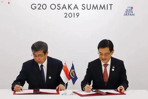 Phó Thủ tướng Singapore Heng Swee Keat và Chủ tịch ADB Takehiko Nakao tại lễ ký kết thỏa thuận. (Nguồn: MCI)
