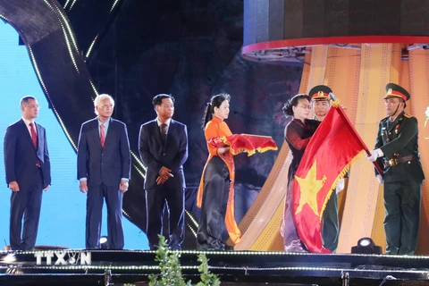 Chủ tịch Quốc hội Nguyễn Thị Kim Ngân trao Huân chương Độc lập hạng Nhất cho chính quyền và nhân dân tỉnh Phú Yên. (Ảnh: Phạm CườngTTXVN)