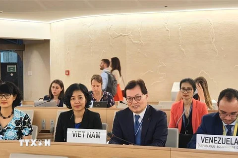 Đại sứ Dương Chí Dũng (người thứ 3 từ trái sang) và đoàn đại biểu Việt Nam tham dự phiên thảo luận về Quyền phụ nữ và biến đổi khí hậu: hành động về khí hậu, thực tiễn và bài học tốt. (Ảnh: TTXVN phát)