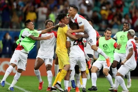 Niềm vui chiến thắng của các cầu thủ Peru trước Uruguay. (Nguồn: Reuters)