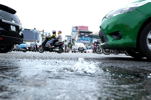 Hà Nội: Vỡ đường ống nước tại khu vực ngã 6 Ô Chợ Dừa