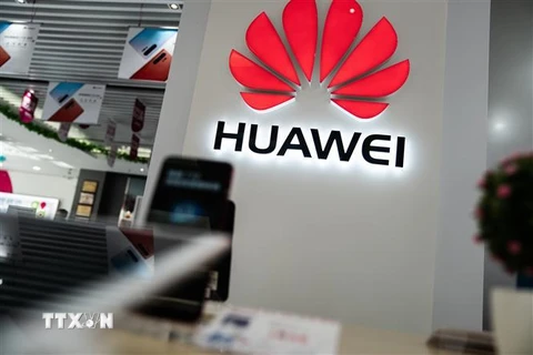 Biểu tượng Huawei tại một cửa hàng ở Bắc Kinh, Trung Quốc. (Nguồn: AFP/TTXVN)