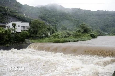 Sông Futami dâng cao do mưa lớn tại Yatsushiro, Tây Nam Nhật Bản. (Ảnh: Kyodo/TTXVN)