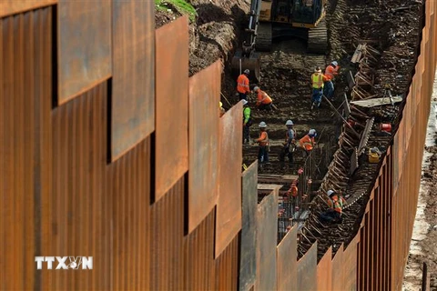 Bức tường biên giới Mỹ-Mexico, nhìn từ khu vực Tijuana, bang Baja California, Mexico. (Nguồn: AFP/TTXVN)