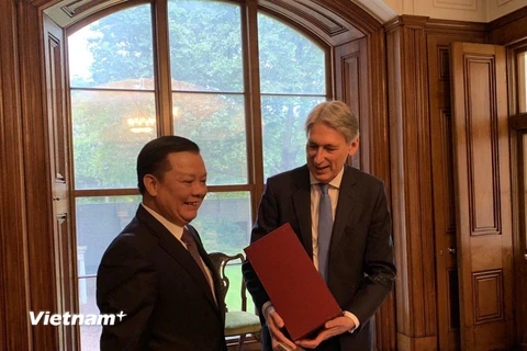 Bộ trưởng Tài chính Anh Philip Hammond tiếp Bộ trưởng Tài chính Đinh Tiến Dũng. (Ảnh: Diễm Quỳnh/Vietnam+)