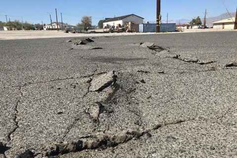 Nền đường bị nứt sau trận động đất. (Nguồn: sfgate.com)