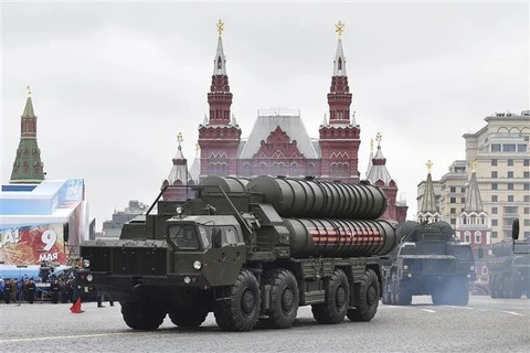 Hệ thống phòng thủ tên lửa S-400 tại lễ diễu binh kỷ niệm Ngày Chiến thắng trên Quảng trường Đỏ thủ đô Moskva, Nga. (Ảnh: AFP/TTXVN)