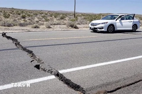 Một tuyến đường bị phá hủy do động đất ở Ridgecrest. (Nguồn: CNN/TTXVN)