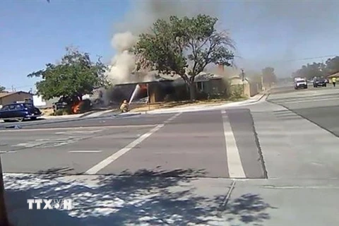 Lính cứu hỏa dập lửa bùng phát do động đất tại một ngôi nhà ở Ridgecrest ngày 4/7. (Ảnh: Reuters/TTXVN)