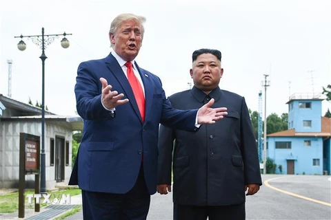 Tổng thống Mỹ Donald Trump (trái) và nhà lãnh đạo Triều Tiên Kim Jong-un (phải) tại cuộc gặp ở Khu vực phi quân sự (DMZ) ngày 30/6. (Nguồn: AFP/TTXVN)