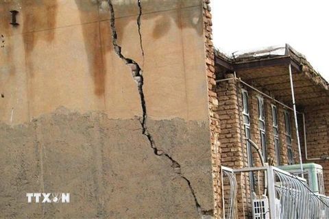 Nhà cửa bị hư hại sau trận động đất ở tỉnh Kermanshah, miền Tây Iran, ngày 26/11/2018. (Ảnh: THX/TTXVN)