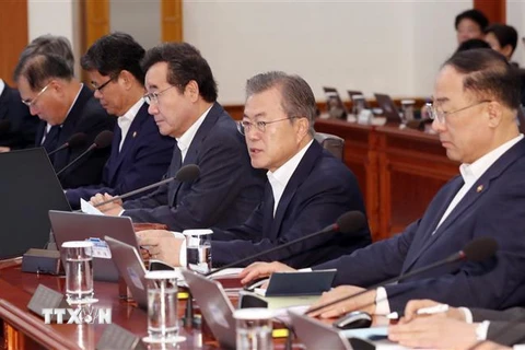 Tổng thống Hàn Quốc Moon Jae-in (thứ 2, phải) trong cuộc họp Nội các tại Seoul. (Nguồn: Yonhap/TTXVN)