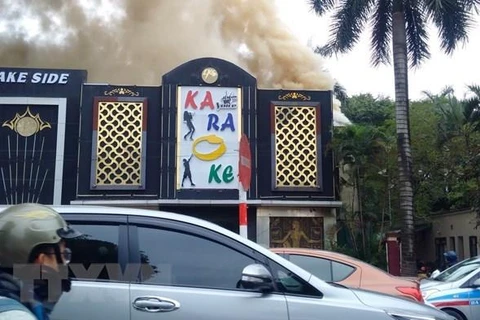 Hiện trường vụ cháy quán Karaoke Lake Side trên đường Nguyễn Hữu Thọ (Khu đô thị Linh Đàm, bán đảo Linh Đàm, quận Hoàng Mai, Hà Nội). (Nguồn: TTXVN)