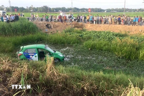 Hiện trường vụ tai nạn tàu SE1 đâm taxi Mai Linh tại Núi Thành-Trí Bình. (Ảnh: Phước Ngọc/TTXVN)