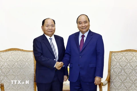 Thủ tướng Nguyễn Xuân Phúc tiếp Bộ trưởng Bộ Nội vụ Lào Khammanh Sounvileuth. (Ảnh: Thống Nhất/TTXVN)