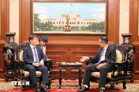 Phó Chủ tịch Hội đồng Nhân dân Thành phố Hồ Chí Minh Phạm Đức Hải tiếp Phó Tổng Thư ký Quốc hội Hàn Quốc Kim Soo Heung. (Ảnh: Tiến Lực/TTXVN)