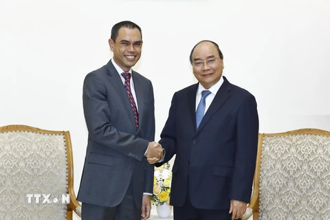 Thủ tướng Nguyễn Xuân Phúc tiếp Đại sứ đặc mệnh toàn quyền Malaysia tại Việt Nam Zamruni Khalid chào từ biệt kết thúc nhiệm kỳ công tác tại Việt Nam. (Ảnh: Thống Nhất/TTXVN)