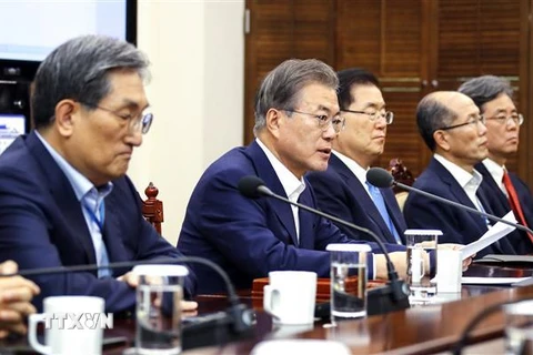 Tổng thống Hàn Quốc Moon Jae-in (thứ 2, trái) phát biểu tại cuộc họp ở Seoul ngày 15/7. (Nguồn: Yonhap/TTXVN)