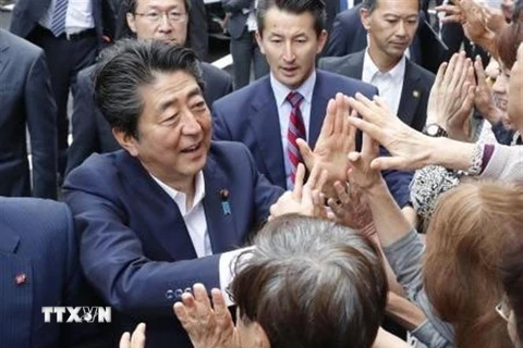Thủ tướng Nhật Bản Shinzo Abe trong chiến dịch vận động tranh cử cuộc bầu cử thượng viện tại Funabashi, tỉnh Chiba ngày 7/7. (Nguồn: Kyodo/TTXVN)