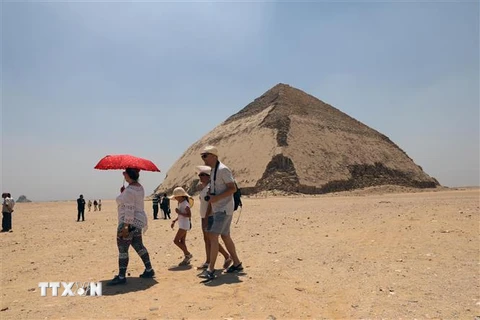 Du khách thăm quan kim tự tháp Bent ở Giza, Ai Cập. (Nguồn: THX/TTXVN)
