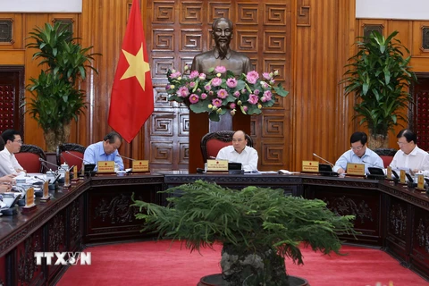 Thủ tướng Nguyễn Xuân Phúc chủ trì cuộc họp. (Ảnh: Dương Giang/TTXVN)