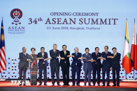 Thủ tướng Nguyễn Xuân Phúc (thứ năm, từ phải sang) và các Trưởng đoàn tại Lễ khai mạc Hội nghị Cấp cao ASEAN lần thứ 34 ở Bangkok (Thái Lan), sáng 23/6/2019. (Ảnh: Thống Nhất/TTXVN)