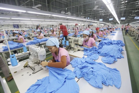 Dây chuyền sản xuất hàng may mặc xuất khẩu tại khu công nghiệp Tam Thăng (Quảng Nam). (Ảnh: Danh Lam/TTXVN)