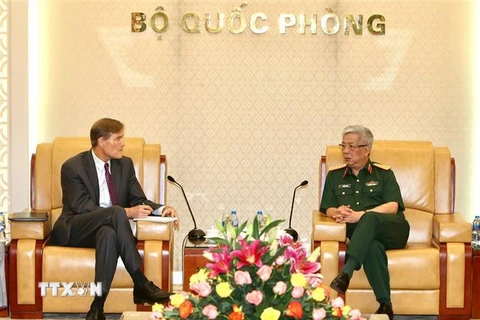 Thượng tướng Nguyễn Chí Vịnh tiếp ông Michael Greene, Giám đốc Cơ quan Phát triển Quốc tế Hoa Kỳ (USAID) tại Việt Nam. (Ảnh: Dương Giang/TTXVN)