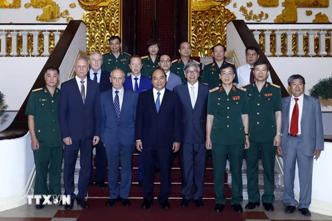 Thủ tướng Nguyễn Xuân Phúc với các nhà khoa học Nga. (Ảnh: Thống Nhất/TTXVN)