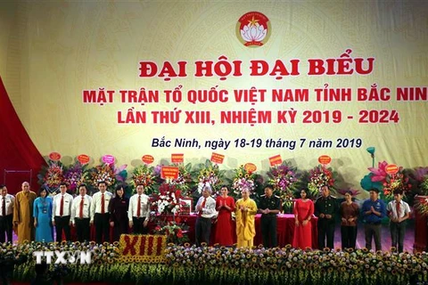 Các tầng lớp nhân dân tỉnh Bắc Ninh tặng hoa chúc mừng Đại hội. (Ảnh: Đinh Văn Nhiều/TTXVN)