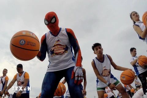Người dân tại Pasay, Philippines, nỗ lực phá kỷ lục Guinness thế giới về số người tham gia dẫn bóng rổ cùng một lúc đông nhất, ngày 21/7/2019. (Ảnh: THX/TTXVN)