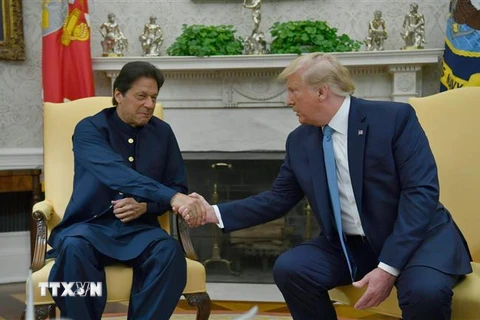 Tổng thống Mỹ Donald Trump (phải) và Thủ tướng Pakistan Imran Khan (trái) trong cuộc gặp tại Washington, DC, Mỹ. (Ảnh: AFP/TTXVN)