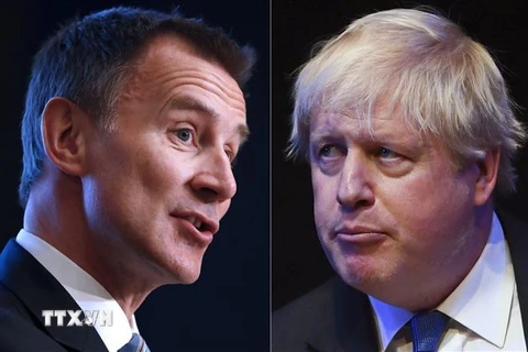 Cựu Ngoại trưởng Anh Boris Johnson (phải) và Ngoại trưởng đương nhiệm Jeremy Hunt (trái). (Ảnh: AFP/TTXVN)