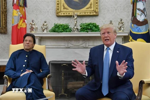 Tổng thống Mỹ Donald Trump (phải) và Thủ tướng Pakistan Imran Khan (trái) trong cuộc gặp tại Washington, DC, Mỹ ngày 22/7. (Ảnh: AFP/TTXVN)