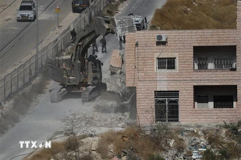 Lực lượng an ninh Israel phá dỡ tòa nhà của người Palestine tại Sur Baher, Đông Jerusalem. (Ảnh: AFP/TTXVN)