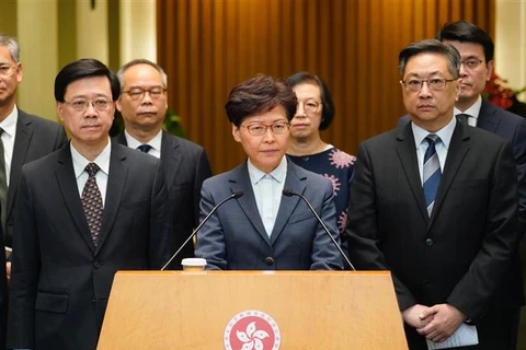Trưởng Đặc khu hành chính Hong Kong (Trung Quốc) Lâm Trịnh Nguyệt Nga (giữa) chỉ trích mạnh mẽ các cuộc biểu tình bạo lực bất hợp pháp, trong cuộc họp báo tại Hong Kong ngày 22/7/2019 (Ảnh: THX/TTXVN)