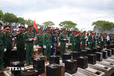 Nghi thức lễ truy điệu đưa hài cốt liệt sỹ Quân tình nguyện Việt Nam vào an táng tại nghĩa trang liệt sỹ tỉnh Bình Phước. (Ảnh: Dương Chí Tưởng/TTXVN)