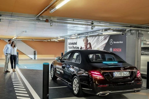 Hệ thống đỗ xe không người lái tại Bảo tàng Mercedes-Benz ở Stuttgart. (Nguồn: caranddriver.com)