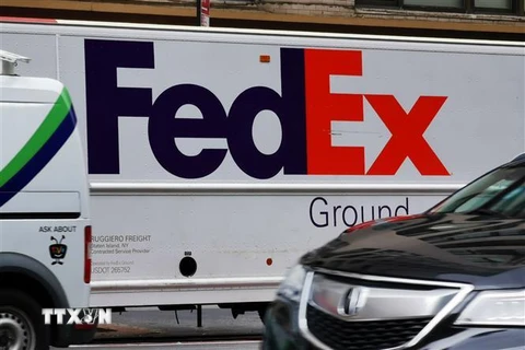 Phương tiện chuyển phát nhanh của FedEx tại New York, Mỹ. (Nguồn: THX/TTXVN)