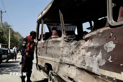 Lực lượng an ninh Afghanistan điều tra tại hiện trường một vụ nổ ở Kabul. (Ảnh: THX/TTXVN)