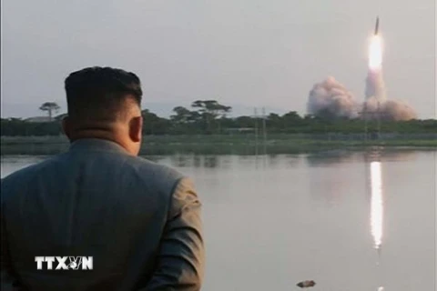 Nhà lãnh đạo Triều Tiên Kim Jong-un chỉ đạo vụ phóng vũ khí dẫn đường chiến thuật mới tại địa điểm gần thị trấn ven biển phía Đông Wonsan ngày 25/7. (Nguồn: YONHAP/TTXVN)