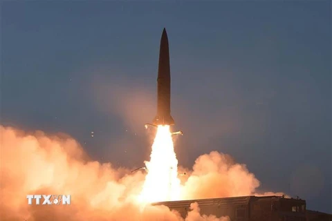 Loại vũ khí dẫn đường chiến thuật mới được Triều Tiên phóng thử nghiệm tại thị trấn Wonsan ngày 25/7. (Ảnh: AFP/TTXVN)