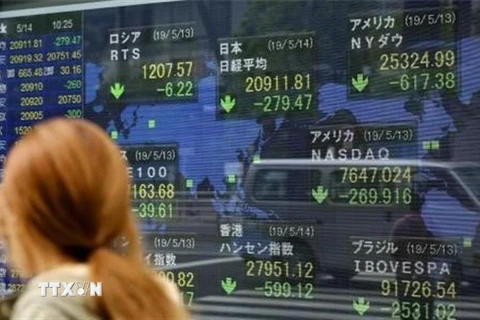Bảng tỷ giá chứng khoán tại thủ đô Tokyo, Nhật Bản. (Ảnh: Kyodo/TTXVN)