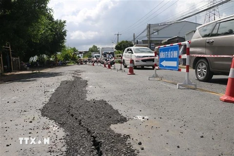 Các viết rạn nứt trong ngày 27/7 đã được xử lý lấp lại vào chiều ngày 28/7 nhưng đến sáng ngày 29/7 tiếp tục phát triển rộng hơn từ 3-4cm. (Ảnh: Công Mạo/TTXVN)