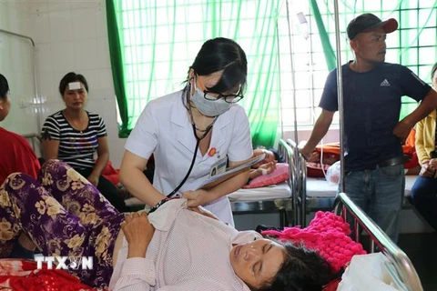 Bệnh nhân đang được điều trị tại Bệnh biện Đa khoa thị xã Buôn Hồ (Đắk Lắk). (Ảnh: Tuấn Anh/TTXVN)