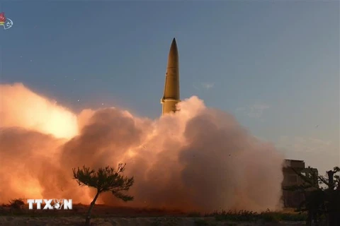 Một tên lửa dẫn đường chiến thuật mới được Triều Tiên phóng thử gần thị trấn ven biển phía Đông Wonsan. (Ảnh: Yonhap/TTXVN)