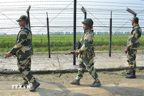 Lực lượng an ninh biên giới Ấn Độ tuần tra tại khu vực ngoại ô Amritsar, biên giới Ấn Độ-Pakistan. (Nguồn: AFP/TTXVN)